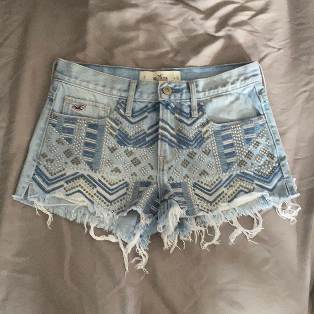 Hollister, light wash, size- short 3”, W26